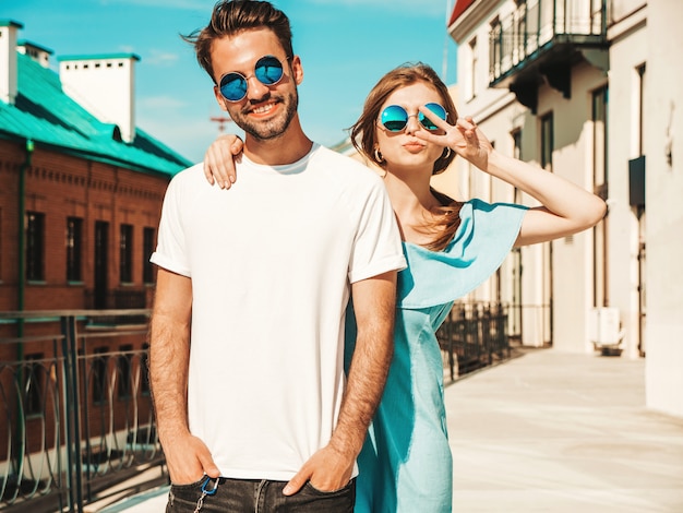 Casal com óculos de sol posando na rua