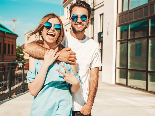 Casal com óculos de sol posando na rua