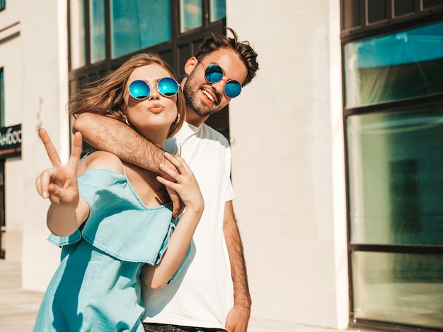 Foto grátis casal com óculos de sol posando na rua