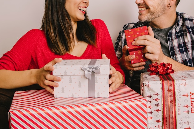 Foto grátis casal com presentes