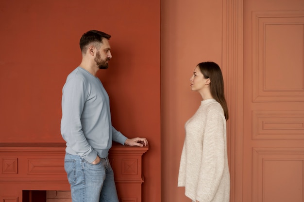 Foto grátis casal com problemas de comunicação