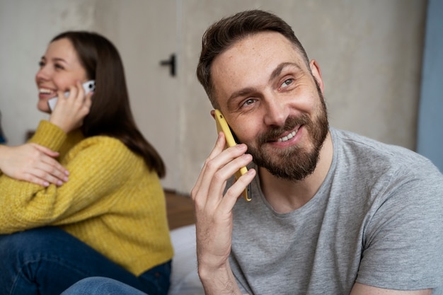 Foto grátis casal com problemas de comunicação