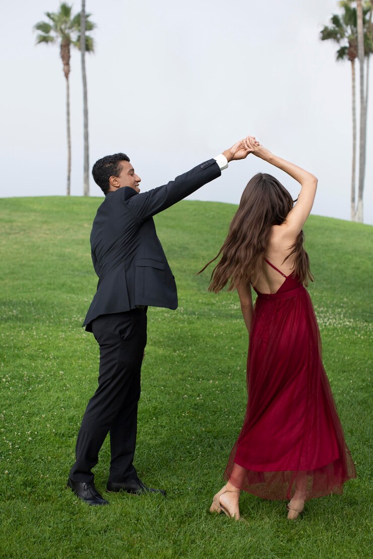 Foto grátis casal com roupas de baile de formatura ao ar livre