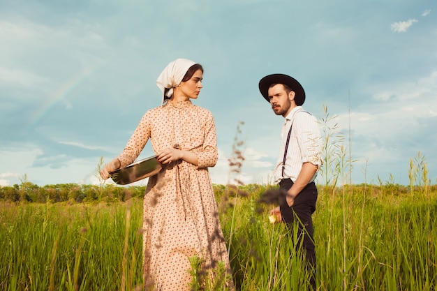 Casal com roupas rurais no campo