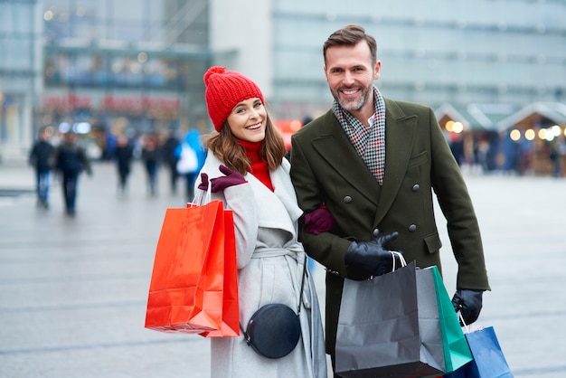 Casal com sacolas de compras na cidade