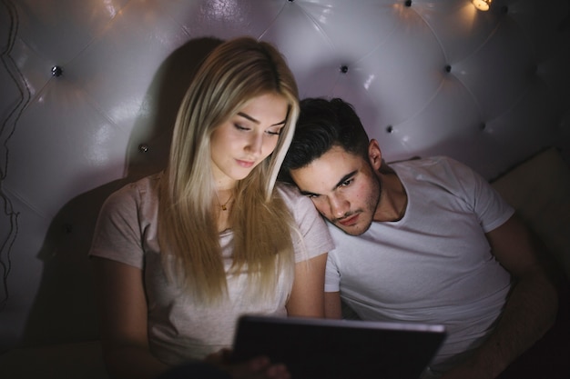 Foto grátis casal com tablet assistindo filme