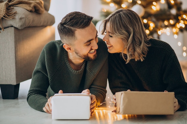 Casal comemorando natal juntos em casa