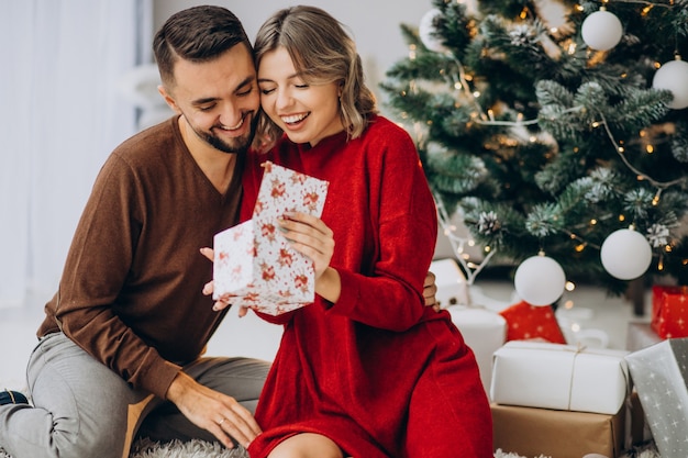 Casal comemorando natal juntos em casa