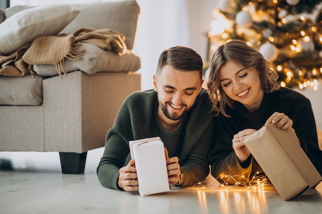 Casal comemorando natal juntos em casa