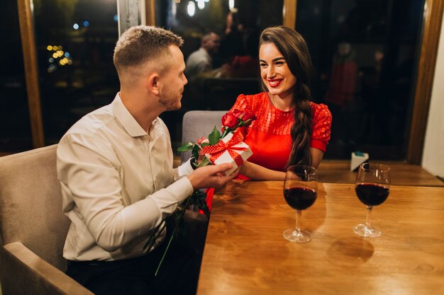 Casal comemorando o aniversário no café