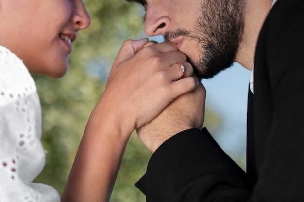 Foto grátis casal comemorando o noivado juntos