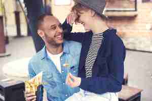 Foto grátis casal comendo batatas fritas saborosas ao ar livre