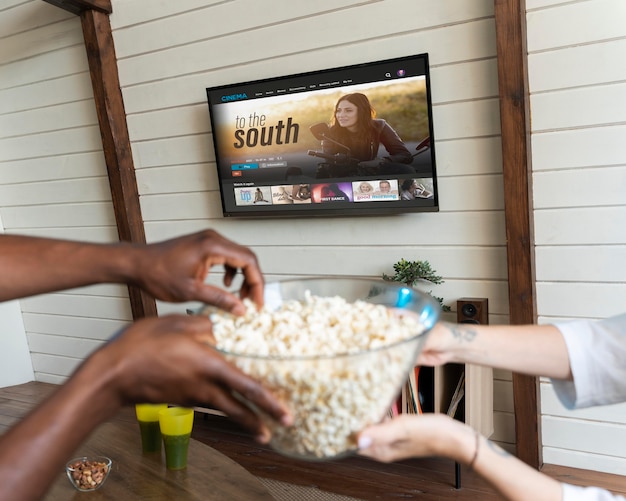 Casal comendo pipoca enquanto assiste a um filme