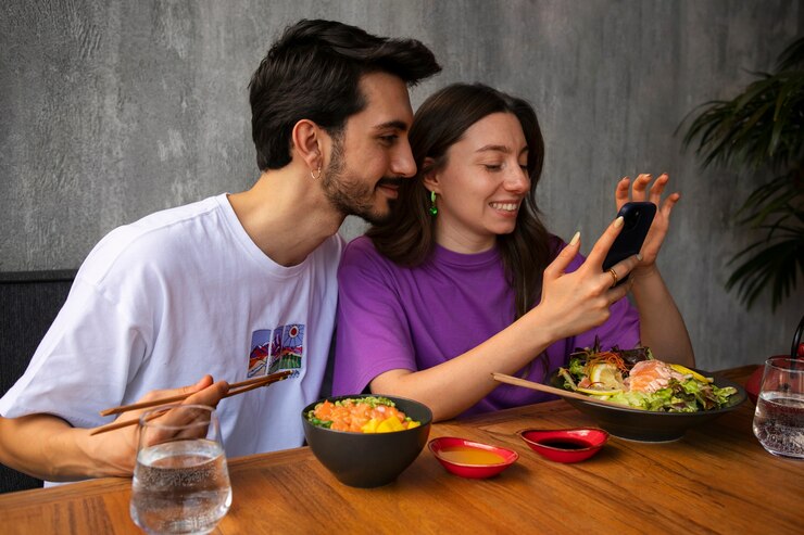 Foto grátis casal comendo tigela de prato de salmão no restaurante