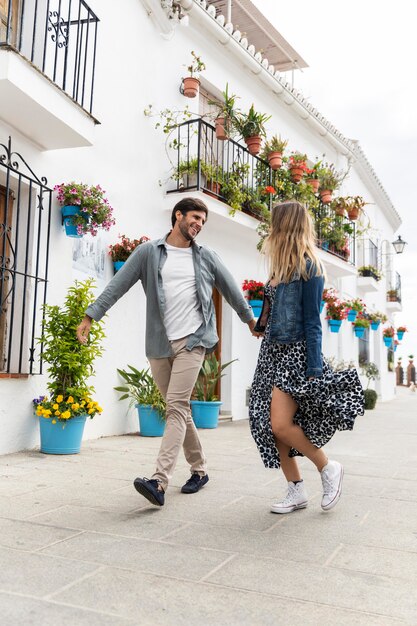Casal completo caminhando juntos