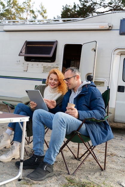 Foto grátis casal completo com tablet