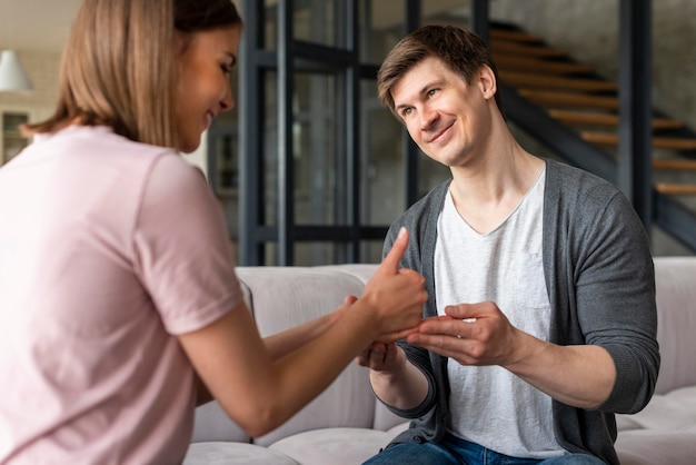 Casal conversando usando linguagem gestual