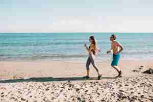 Foto grátis casal correndo na praia