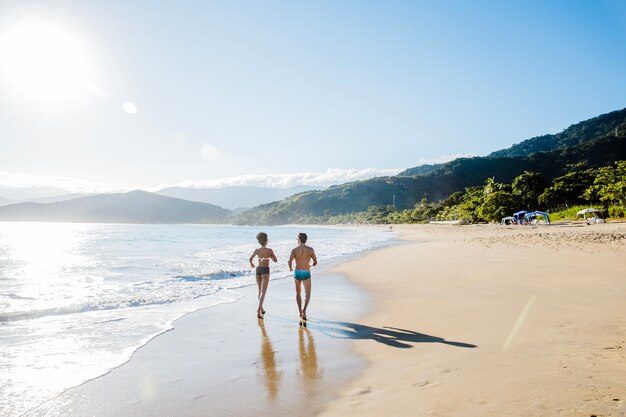 Casal correndo no litoral