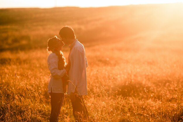 Casal correndo para o pôr do sol