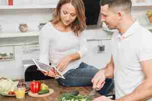 Foto grátis casal cozinhando com tablet em casa