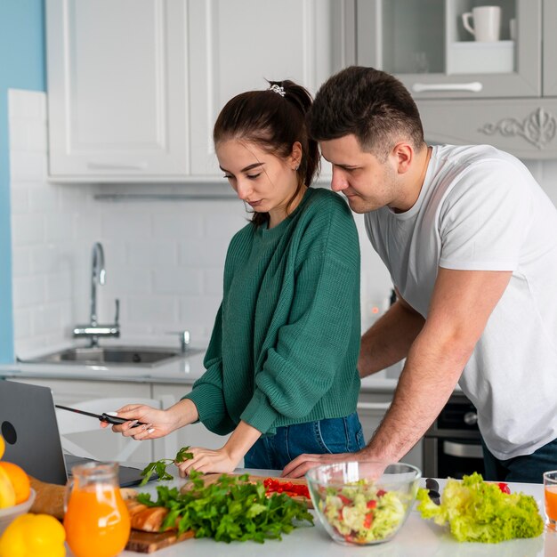 Casal cozinhando em casa