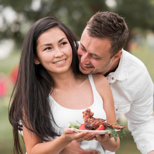 Casal curtindo churrasco ao ar livre