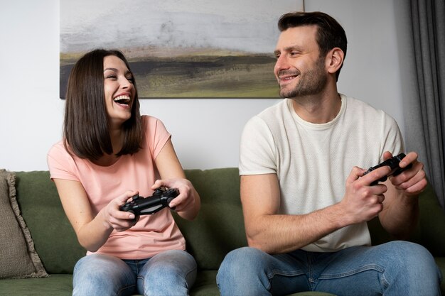 Casal curtindo jogar videogame