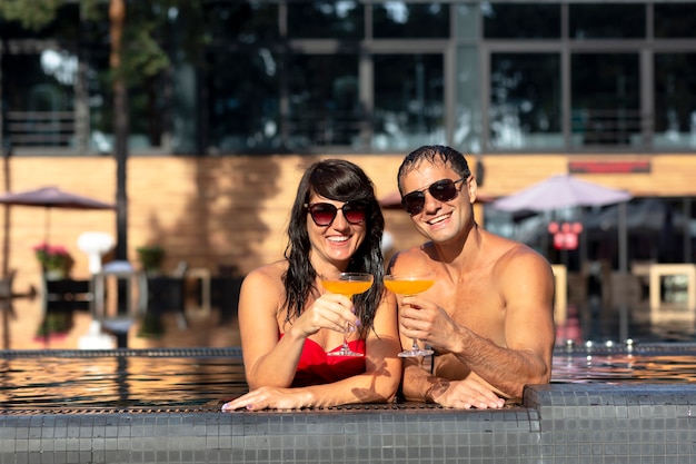 Casal curtindo o dia na piscina