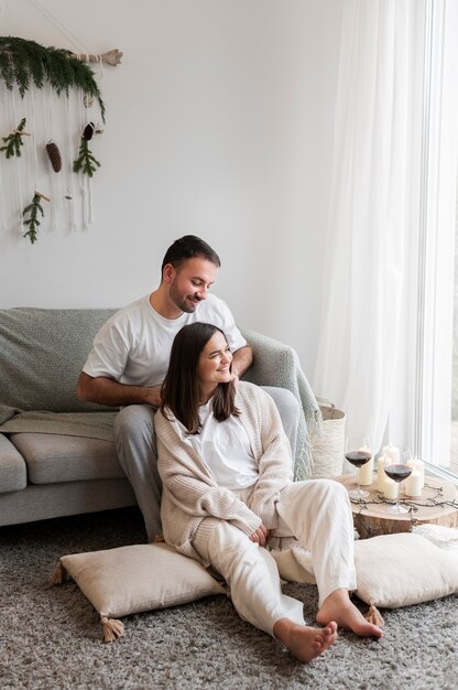 Casal curtindo o estilo de vida de inverno em casa