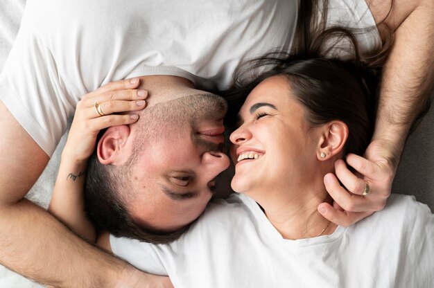 Casal curtindo o estilo de vida de inverno em casa