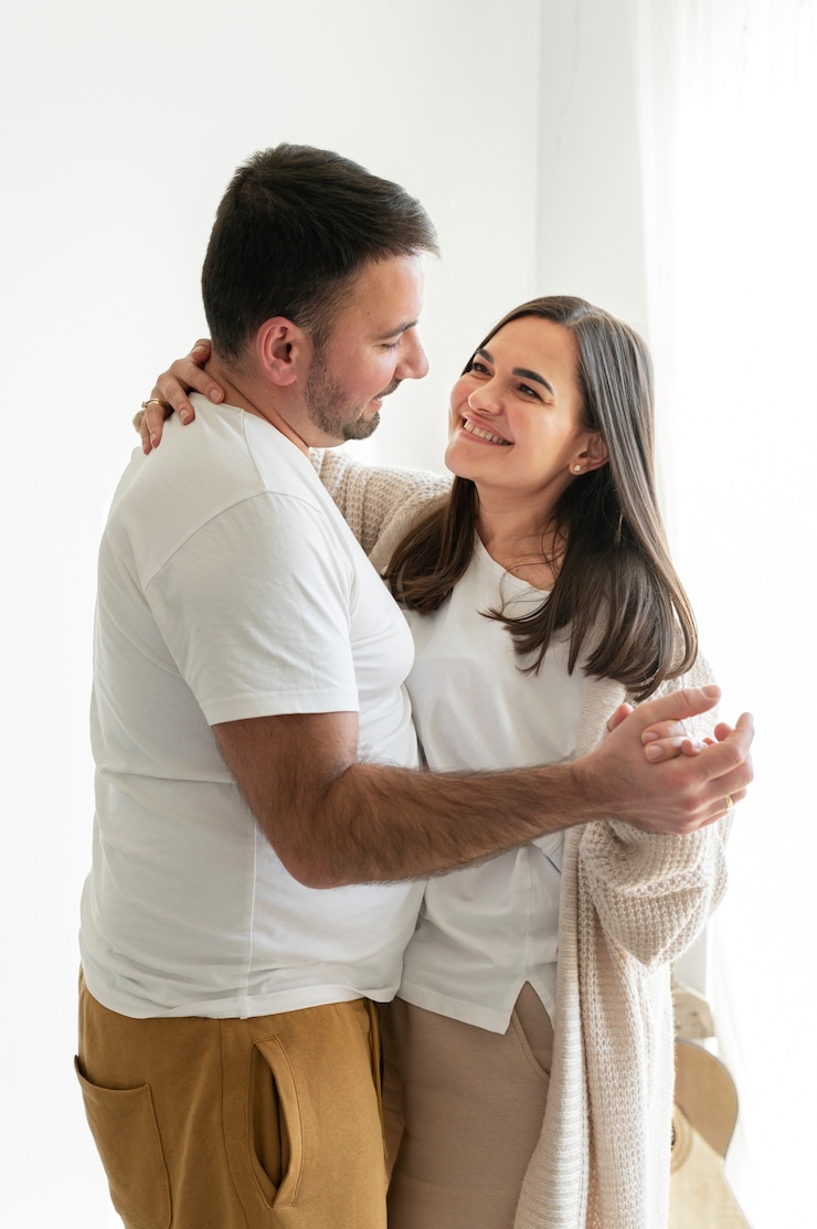 Foto grátis casal curtindo o estilo de vida de inverno em casa