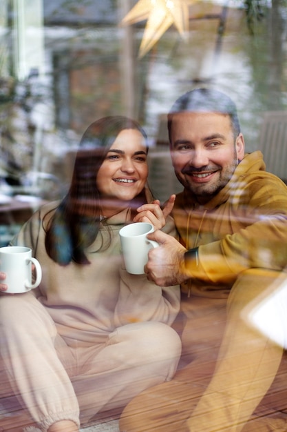 Foto grátis casal curtindo o estilo de vida de inverno em casa