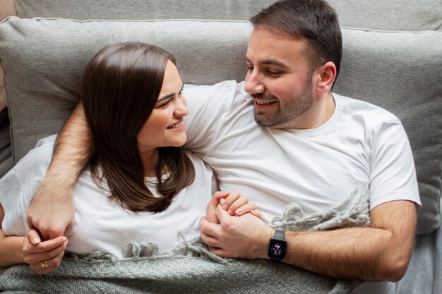 Casal curtindo o estilo de vida de inverno em casa