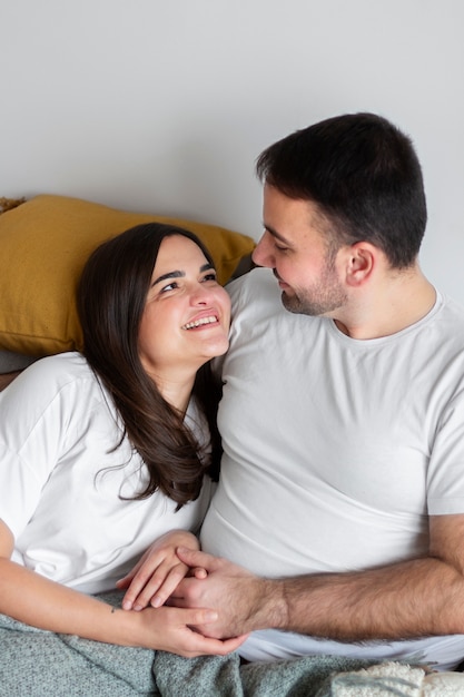 Foto grátis casal curtindo o estilo de vida de inverno em casa