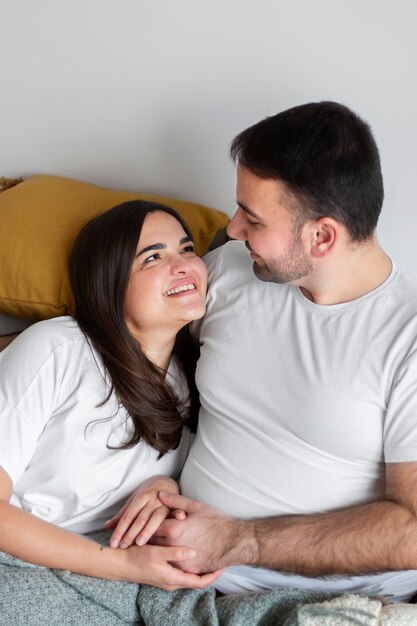 Casal curtindo o estilo de vida de inverno em casa