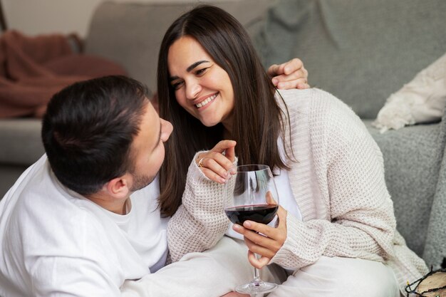 Foto grátis casal curtindo o estilo de vida de inverno em casa