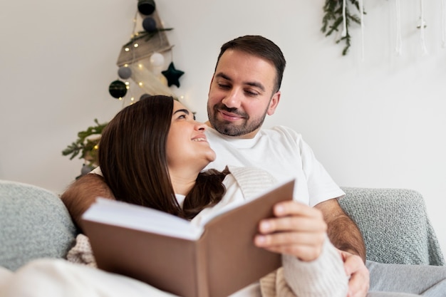 Foto grátis casal curtindo o estilo de vida de inverno em casa