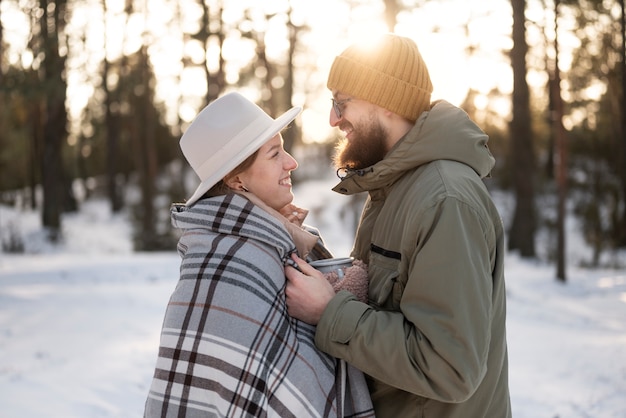 Foto grátis casal curtindo seu acampamento de inverno