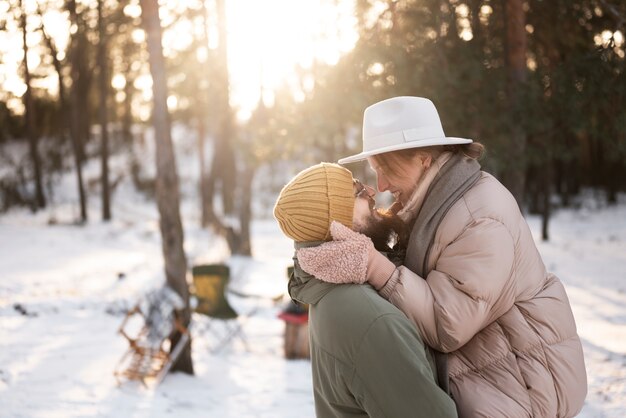 Casal curtindo seu acampamento de inverno