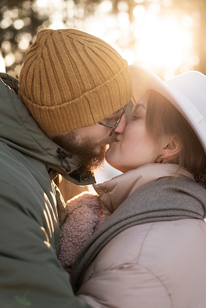 Casal curtindo seu acampamento de inverno