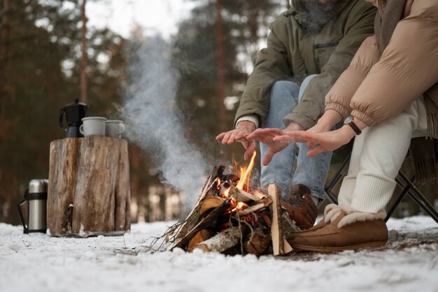 Casal curtindo seu acampamento de inverno