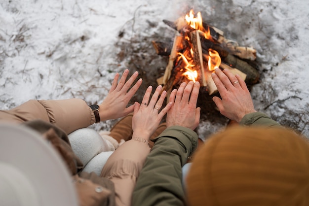 Foto grátis casal curtindo seu acampamento de inverno