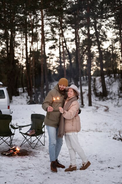 Foto grátis casal curtindo seu acampamento de inverno