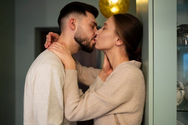 Casal curtindo seus momentos de intimidade