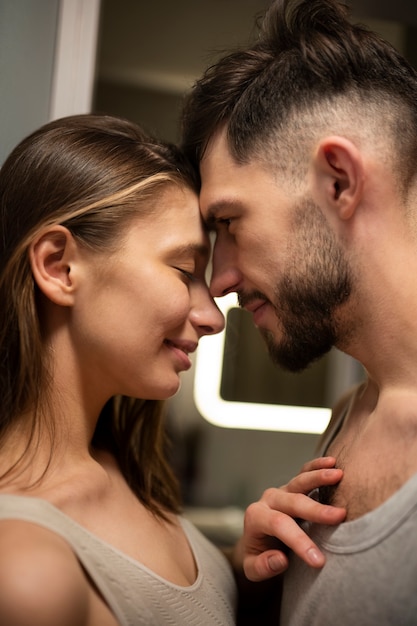 Casal curtindo seus momentos de intimidade