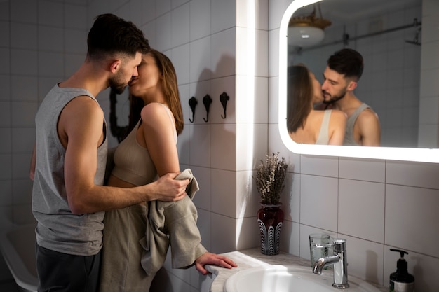 Foto grátis casal curtindo seus momentos de intimidade