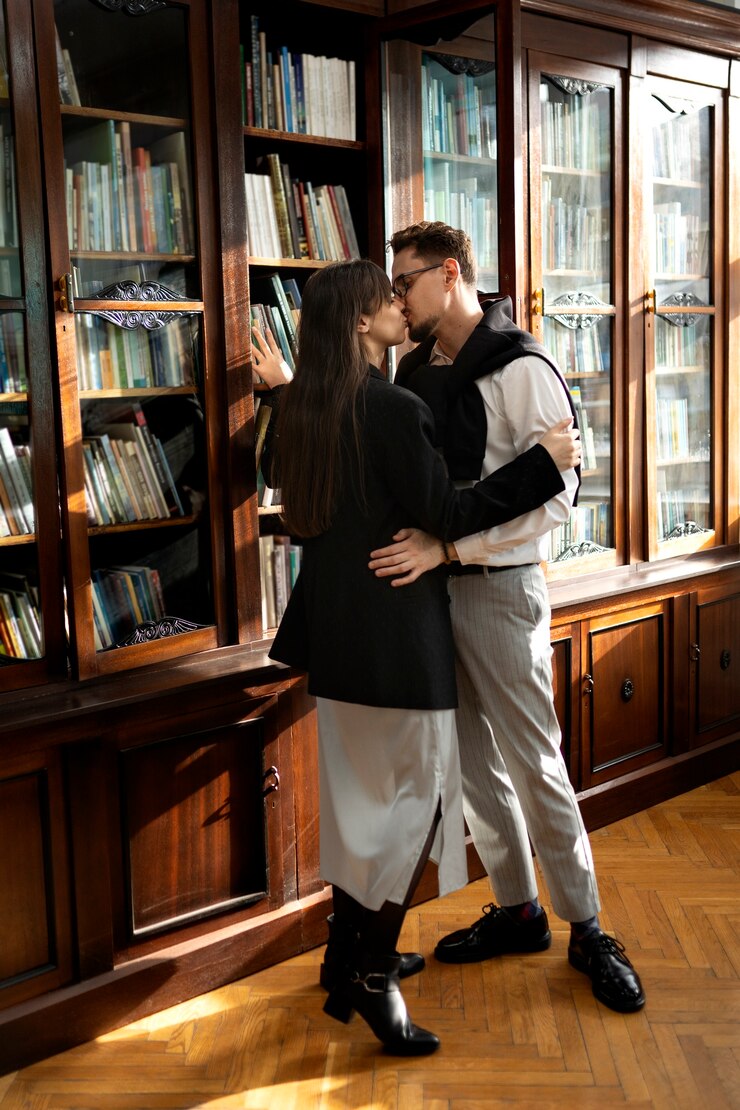 Foto grátis casal curtindo um encontro na livraria