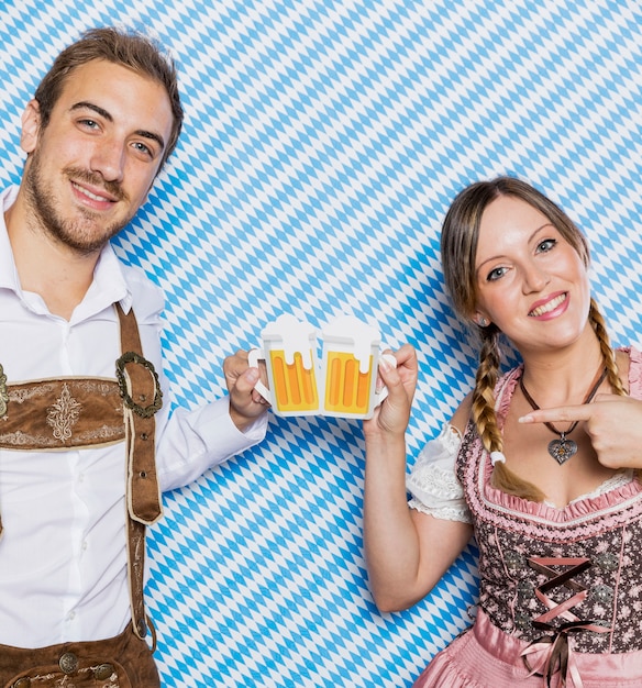 Casal da baviera pronto para a oktoberfest