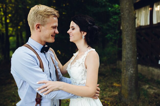 casal dançando e sorrindo